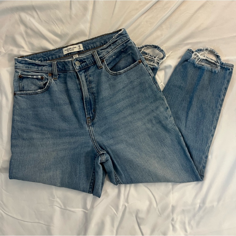 A&F Ankle Straight Ultra High Rise Curve Love Size 8 Short